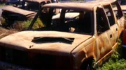 Ein ausgebrannter Mietwagen wird abseits der Straße in einer Schlucht gefunden. Alles, was man noch von seinem Fahrer, einem reichen amerikanischen Geschäftsmann, findet, sind Zähne und Bruchstücke von Knochen.