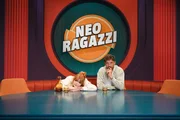 Sophie Passmann und Tommi Schmitt am Tisch ihrer Talkshow "Neo Ragazzi"
