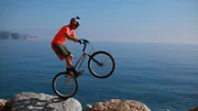 Kenny Belaey balancing on his bicycle.