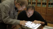 Josh Gates untersucht zusammen mit dem Historiker Yuri Kuntsevich Artefakte aus dem Dyatlov Pass Incident.