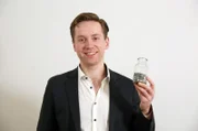 Start up-Gründer Jonas Varga will mit den „EcoFlakes“ aus Plastikmüll Straßen besser machen.