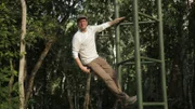 Aaron Schoonhoven, Mitglied der Expedition Unknown, hängt auf diesem Foto hinter den Kulissen von El Mirador, Guatemala, an einer Struktur.
