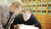 Josh Gates (r.) untersucht zusammen mit dem Historiker Yuri Kuntsevich Artefakte aus dem Dyatlov Pass Incident