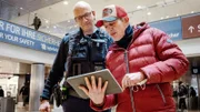 Bundespolizist Mark Branahl sucht nach einem gestohlenen Smartphone. Per GPS kann es geortet werden.