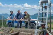 Aufgrund der Gerüche halten Lukas Roither (Jakob Seeböck, l.), Kroisleitner (Ferry Öllinger, M.) und Dr. Stefanie Löcker (Veronika Polly) Abstand von dem toten Erwin Merk (Rainer Doppler, r.), der gerade aus einer Mistgrube gehievt wird.