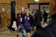 Das Handballteam, allen voran Anni Fellner (Nele Braun, l.) und Gina Perlet (Johanna Hens, v.M.), trifft am Tatort ein und die Mädchen erfahren, dass ihr Trainer tot ist.