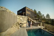 Erika Wennerstrom mit ihren Kindern. Palastartige Klippenvilla mit Innen- und Außenpools und einem eigenen Aufzug.