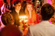 Kash (Nikesh Patel) und Ainsley Howard (Rebecca Rittenhouse)