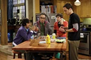 (v.l.n.r.) Rajesh Koothrappali (Kunal Nayyar); Leonard Hofstadter (Johnny Galecki); Howard Wolowitz (Simon Helberg); Sheldon Cooper (Jim Parsons)