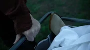 Eine Person hält einen Griff