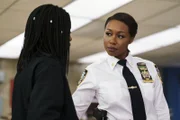 Deputy Inspector Regina Haywood (Amanda Warren, r.)