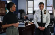 Assistant Chief John Suarez (Jimmy Smits, r.)