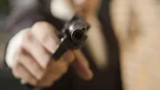 Jugendliche Gangsterbanden nutzen das Chaos im Berlin der Nachkriegszeit und verüben Überfälle.