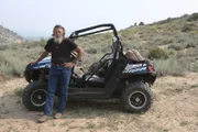 Posierte Aufnahme von Charlie Snider vor seinem ATV.
