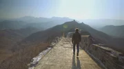 Allan Maca geht entlang der Chinesischen Mauer bei Jinshanling. (National Geographic/Ben Sherlock)