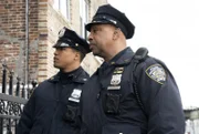 Officer Andre Bentley (Lavel Schley, l.); Officer Marvin Sandeford (Ruben Santiago-Hudson, r.)