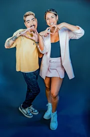 Tony Bauer spielt den Influencer Leif; Negah Amiri spielt die Influencerin Isi