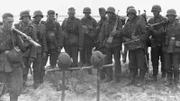Millionen deutsche Männer kämpften als Soldaten im Zweiten Weltkrieg - Alltag und Schrecken lagen dicht beieinander.