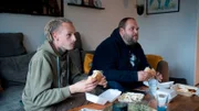 Futtern vor dem Fernseher: Dennis E. und sein Freund Philipp lieben Fast Food. Nach der Currywurst gibt es meist noch eine Pizza oder auch zwei Burger obendrauf.