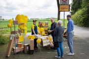Tim Alberti (l.) als Postbote Ole Konrad (mit Komparsen)