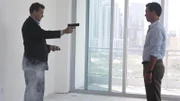 Larry Sizemore droht Michael, zu erschießen, falls er ihm wichtige Informationen über bestimmte Personen nicht preisgibt.