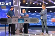 Moderator Jörg Pilawa mit den Kandidaten des Teams „Comedy“: Dem Komiker Maddin Schneider und der Komikerin Mirja Boes.