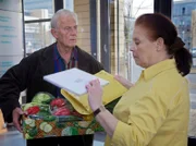 Charlotte Gauss weigert sich nach wie vor, Jakob vor seiner Restauranteröffnung zu unterstützen: für sie ist die Nähe zur Cafeteria eine zu große Konkurrenz. Otto Stein plagt jedoch das schlechte Gewissen und er hat ein Einweihungsgeschenk besorgt - ein Gästebuch.