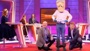 Um welche Frage es hier geht - der "Mann mit den grünen Handschuhen" hilft bei der Aufklärung. v.li.: Enie van de Meiklokjes, Alice Hoffmann, Christoph Sonntag, Bodo Bach, der Mann mit den grünen Handschuhen und Florian Weber.
