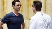 Nate (Seth Peterson, r.) beehrt wieder einmal Miami und strapaziert damit vor allem die Nerven seines Bruders Michael (Jeffrey Donovan): Denn er benötigt dessen Hilfe für eine Freundin, welche von einem Geldeintreiber erpresst wird.