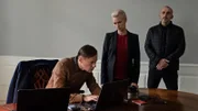 Das Team des russischen Geheimdiensts um Anna Kasharina (Lise Risom Olsen, M.) trackt das Handy von June.