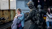 Ein Soldat der Spezialeinheit rettet eine Geisel und hilft ihr aus dem Container.