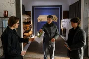 Mord in einer Bestatterfamilie – Nele Becker (Nina Siewert, r.) und Rico Sander (Benjamin Strecker, M.) hoffen vom Bestattungsunternehmer Enno Preuss (Enno Hesse, l.), dem Bruder des Opfers, Ermittlungshinweise zu erlangen.