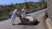 Zwei Kilometer bergab ins Tal: Der 20-jährige Nelson Correia möchte „Carreiro“ werden. Korbschlittenfahrer ist ein traditioneller Beruf auf Madeira.
