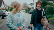 Zeno (Simon Steinhorst) hat Sammy (Caroline Hellwig) seit der Schule nicht mehr getroffen. Aber als der Zufall sie zusammenführt, ergreift er die Gelegenheit.