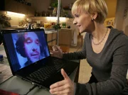 Dr. Kathrin Globisch (Andrea Kathrin Loewig) führt mit dem Entwicklungshelfer Tobias Seeger (Gian Rupf) seit kurzem eine Fernbeziehung und leidet unter der Distanz.