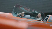 Dirk Steffens will selbst erfahren, ob man am Himmel giftige Wolken, Chemtrails, erzeugen kann. Mit dem erfahrenen Piloten Uwe Wendt steigt er zu einer abenteuerlichen Aktion auf – und spürt: Diese Fliegerei kann tatsächlich krank machen. Doch das liegt eher an den halsbrecherischen Loopings, die der Pilot fliegt. Für die mysteriösen streifenartigen Wolken am Himmel gibt es eine ganz simple wissenschaftliche Erklärung. Doch Chemtrail-Gläubige kann diese nicht überzeugen.