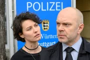 Gewissenskonflikt für Kommissarin Nele Becker (Nina Siewert, l.): Ihr Vater, Manfred Becker (Attila Georg Borlan, r.), der als Bestatter arbeitet, rückt nach dem Mord an einer Bestattungsunternehmerkollegin in den Kreis der Verdächtigen.