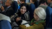 June freundet sich im Flieger mit Hardis Krabbe an und übergibt ihr das Handy.