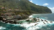In den Lavafels gebaut: Die Naturschwimmbecken von Madeira sind spektakulär – aber für die Badenden oft auch nicht ungefährlich.