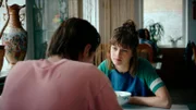 Beim gewohnten Mittwochslunch kann Freddy (Linda Blümchen) nicht anders, als sich über Zeno´s (Simon Steinhorst) krampfhaften Veränderungswillen zu amüsieren.