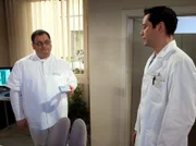 ARD/MDR IN ALLER FREUNDSCHAFT, FOLGE 517, "Entlarvt und entzaubert". Hans-Peter Brenner (Michael Trischan, li.) hat beim Babysitten in Philipp Brentanos (Thomas Koch, re.) Wohnung eine fast leere Packung mit Aufputschtabletten gefunden.