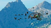 Junge Waldrappe werden auf einem Ultraleicht-Flieger in ihr Winterquartier in der Toskana geführt.