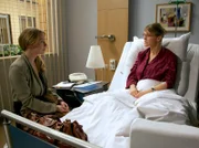 Lucy Lange (Theresa Scholze, links) will sich bei ihrer Schwester Antonia Roth (Caroline Scholze) für den Unfall entschuldigen. Lucy beteuert, dass es nicht ihre Absicht war, Antonia zu verletzen. Doch die disziplinierte und ehrgeizige Antonia gibt sich unerweichlich. Nach dem Tod der Mutter will Antonia das Elternhaus verkaufen - Lucy hängt aber an den Erinnerungen und will eine andere Lösung suchen. Zwischen den beiden ungleichen Schwestern bricht der alte Konflikt wieder auf.