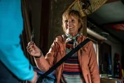 Lisa gibt Linus ein kleines Taschenmesser für den Weg nach Dawson, nachdem seine Mutter ihm verboten hat, eine große Machete mitzunehmen.