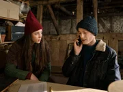 Tinka (Josephine Chavarria Højbjerg) wird jetzt überall im Nisse-Reich gesucht, deshalb wohnt sie jetzt bei Lasse (Albert Rosin Harson) in Søgaard.