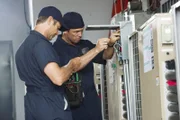 Max (Grant Show, l.) und Michael (Jeffrey Donovan) sollen einen zuvor gestohlenen Tablet-PC zurückstehlen. Dafür sabotieren sie die Klimaanlage der Firma, um unbemerkt an den Wärmebildkameras vorbeizukommen.