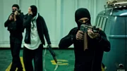 Die Entführer durchkämmen die Fähre nach Passagieren, um diese als Geiseln zu nehmen und an einem Ort unterzubringen.