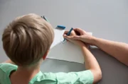 Jeden Tag werden in Deutschland 54 Kinder und Jugendliche Opfer von sexuellem Missbrauch. Die WDR Story zeigt, warum Kinder in Deutschland nicht ausreichend vor sexuellem Missbrauch geschützt werden.