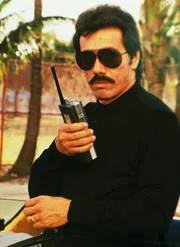 Edward James Olmos als Lt. Castillo