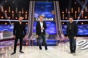Moderator Jörg Pilawa (M.) mit den Kandidaten des Teams „Comedy“: Bülent Ceylan (l.) und Rick Kavanian (r.), beide Comedians.